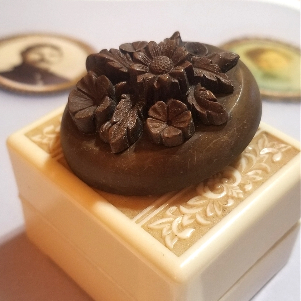 Victorian VULCANITE Mourning Brooch ~High Relief ~Rare Indeed - Picture 3 of 7